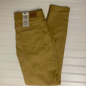 NEW! Levi khakis- size 8- Contouring fit